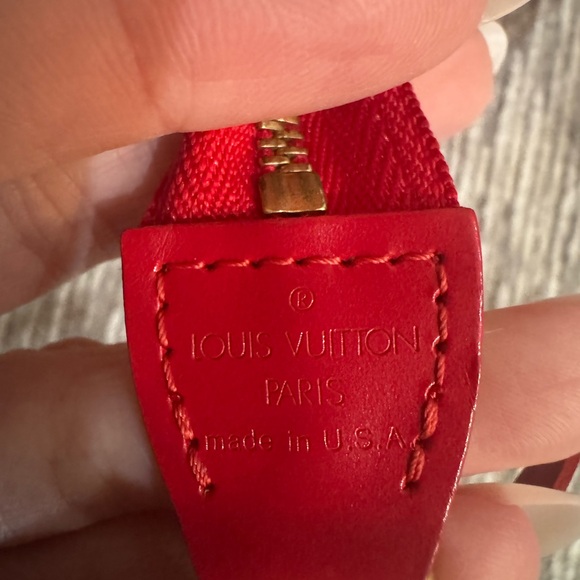 Louis Vuitton epi pochette and matching key pouch - Picture 4 of 15